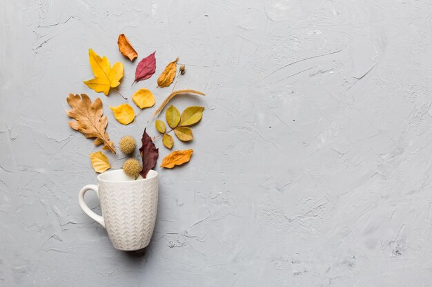 Herfstcompositie met kopje en gedroogde bladeren op tafel Plat lag bovenaanzicht kopieerruimte