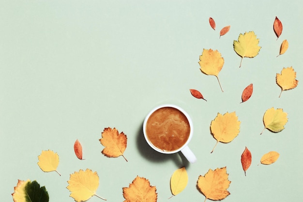 Herfstcompositie met kopje koffie en herfstbladeren gezellige sfeer en warme koffie met melk