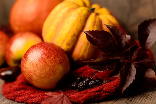 Herfstcompositie van pompoenen appels rozenbomen op houten tafel Gezond eten