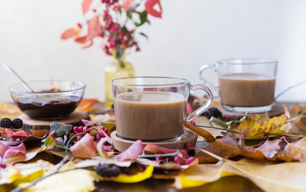 Herfstconcept met koffie en kleurrijke herfstbladeren