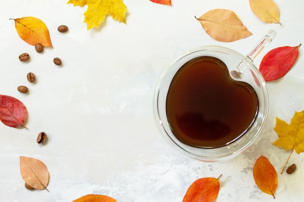 Herfstconcept met kopje warme koffie Platliggend bovenaanzicht Vrije ruimte voor uw tekst