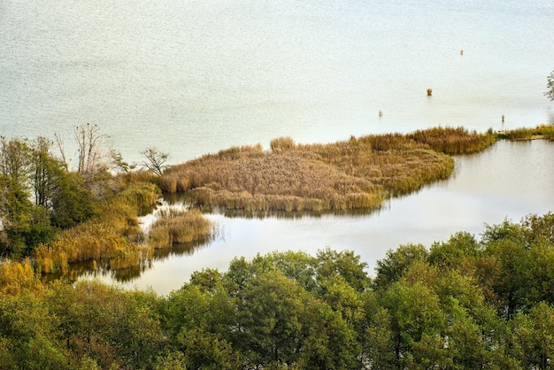 herfstdag zeegezicht kust bovenaanzicht