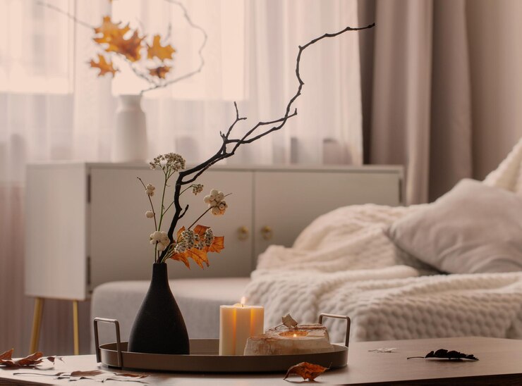 Herfstdecoratie in een gezellige witte moderne kamer