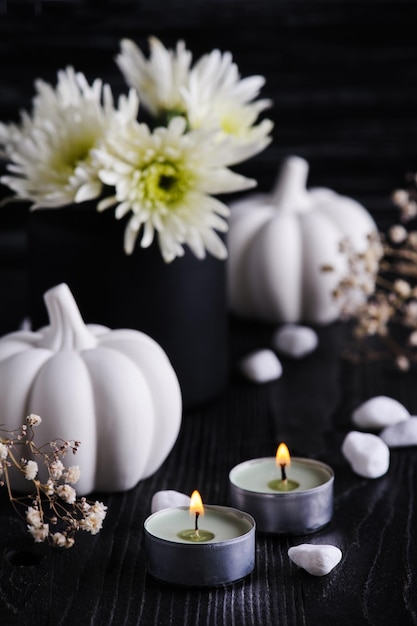 Herfstdecoratie met witte pompoenen en chrysant