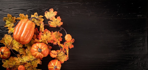 Herfstdecoraties met pompoenen en bladeren op zwarte achtergrondkleur