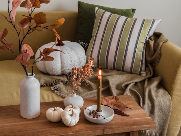 Herfstinterieur van de woonkamerbank met kussens en dekens houten bank met herfstdecor