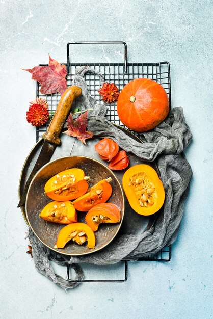 Herfstkaart met pompoenen Oranje pompoenen op witte planken feestdecoratie Set pompoenen Biologisch voedsel Bovenbeeld