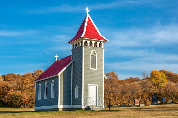 Herfstkleuren rondom st. nicholas anglican church, nabij craven, saskatchewan, canada