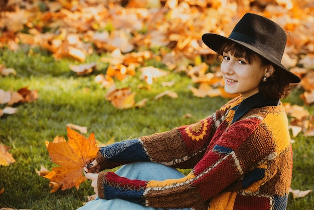 Herfstkoningin met gezellig trui herfstbos in gouden en gele kleuren hipster vrouw in vinta