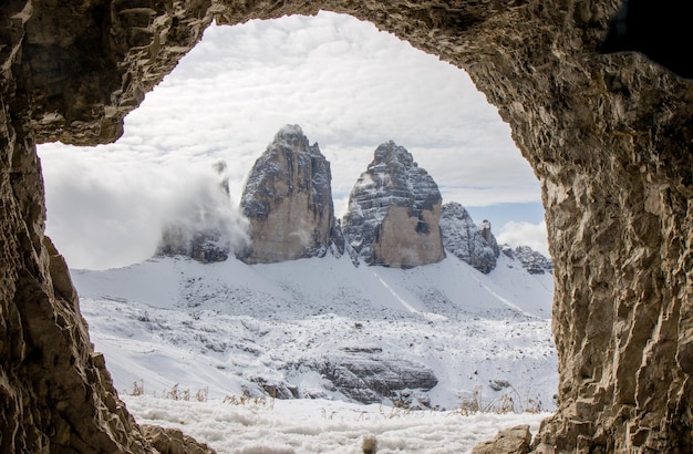 Herfstlandschap in de Dolomieten in Italië met de Trecime berg