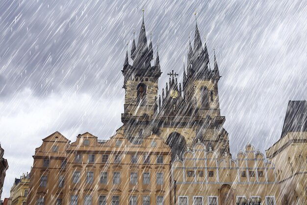 herfstlandschap in de tsjechische republiek / regen in Praag, rode daken, panoramisch uitzicht over Praag in de regenachtige herfst, weer koud