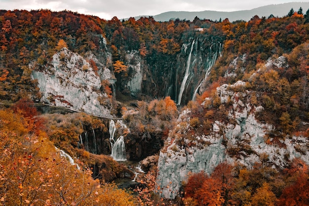 Herfstlandschap met verbazingwekkende watervallen in het nationale park Plitvicemeren in Kroatië