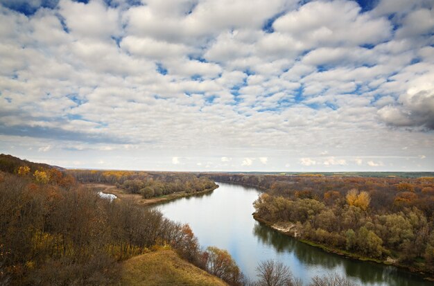 Herfstlandschap op de heuvels van de rivier de Don. Uitzicht op de vijver van bewolkte hemel ..