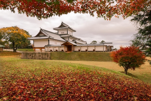 Herfstlandschap van het kanazawa-kasteelpark in kanazawa japan