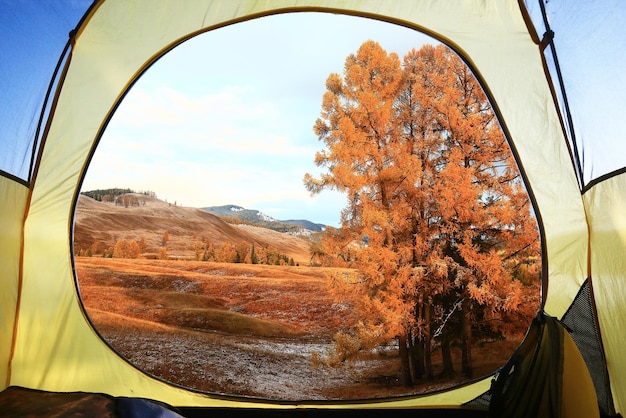 herfstlandschapszicht vanuit het tenttoerisme