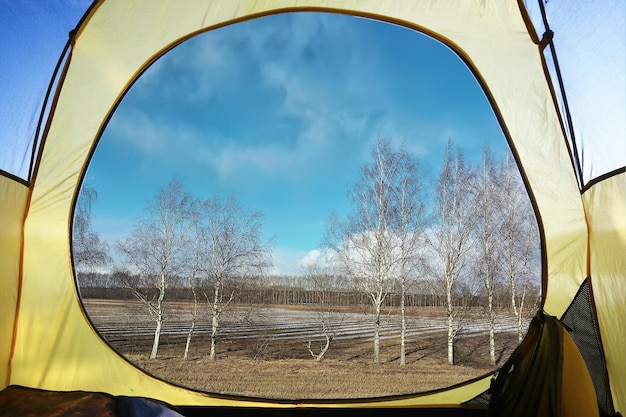 herfstlandschapszicht vanuit het tenttoerisme