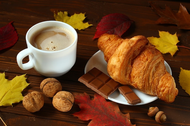 Herfstontbijt: latte, croissant en chocolade