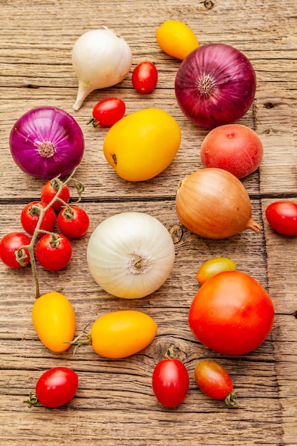 Herfstoogst groenten. Assortiment van verschillende soorten uien en tomaten