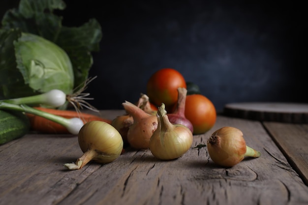 herfstoogst van tuingewassen op een vintage houten tafel