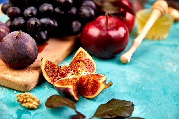 Herfstoogst voedselstilleven met seizoensfruit druif, rode appels en vijgen.