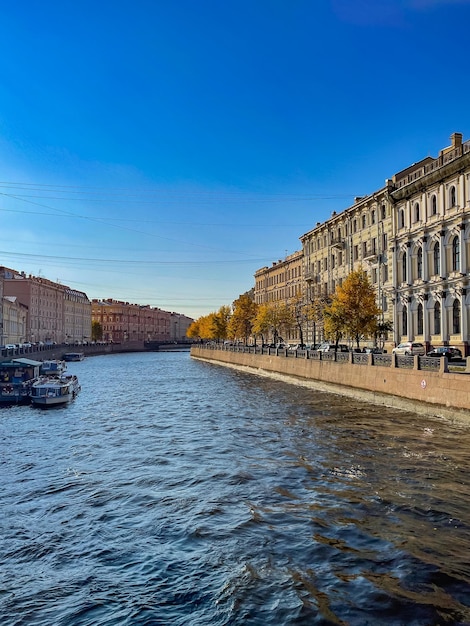 Herfstpanorama van de Fontanka-rivierdijk in de zon in St. Petersburg.