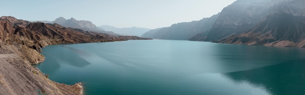 Herfstpanorama van het Irganai-reservoir Untsukulsky-district Republiek Dagestan