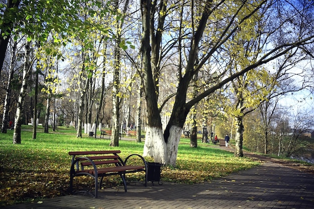 herfstpark in het achtergrondlandschap van de stad, abstracte herfstweergave