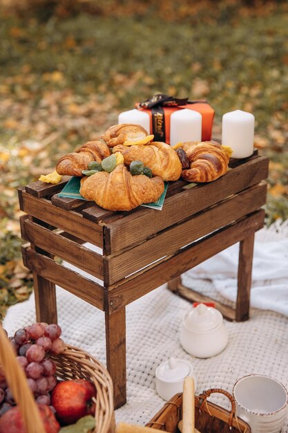 Herfstpicknick Het opzetten van de tafel voor het feest Zoetjes in de natuur in het bos