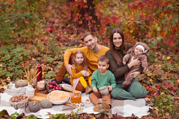 Herfstpicknick met taart, pompoen, thee