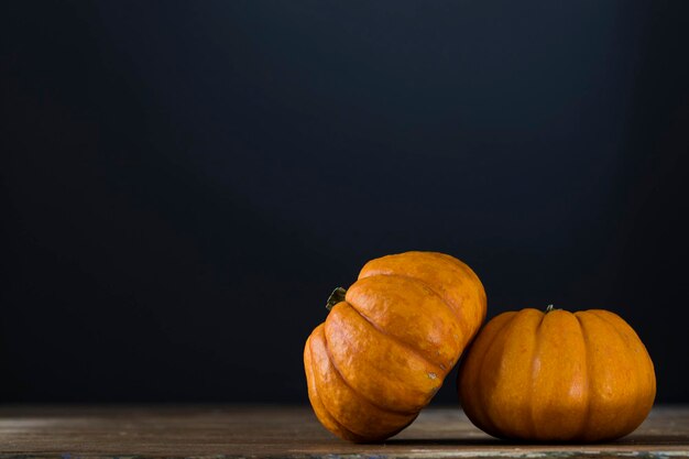 Herfstpompoenen tegen een donkere achtergrond