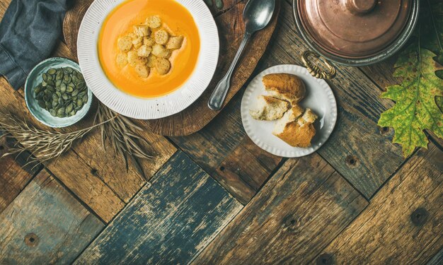 Herfstpompoenroomsoep met croutons en zaden flatlay