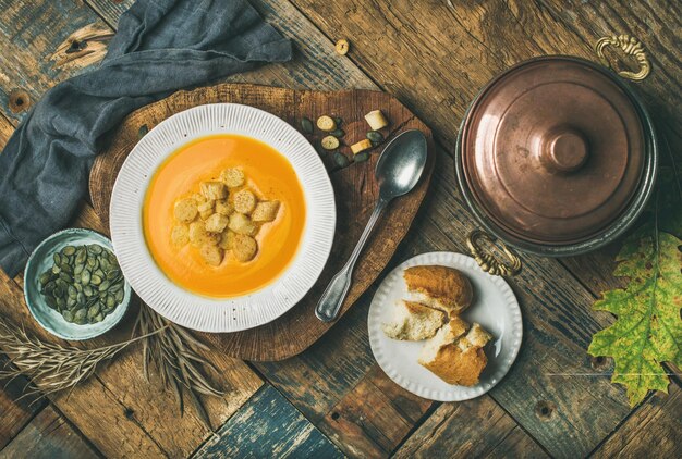 Herfstpompoenroomsoep met croutons en zaden