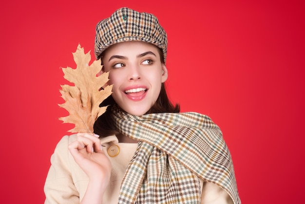 Herfstportret gelukkige glimlachende vrouw met herfst esdoornbladeren in de buurt van het gezicht boven het studio geïsoleerd