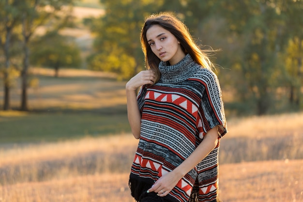 Herfstportret van een meisje in etnische trui