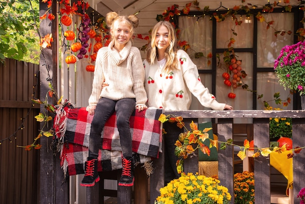 herfstportret van een mooie grote vriendelijke familie in halloween bij het huis