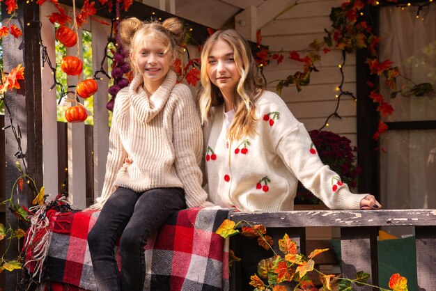 herfstportret van een mooie grote vriendelijke familie in halloween bij het huis