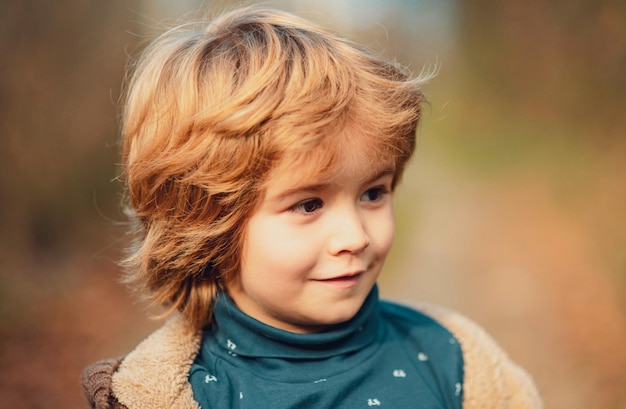 Herfstportret van kinderen buiten in het park Glimlachend kind dat op een zonnige dag loopt