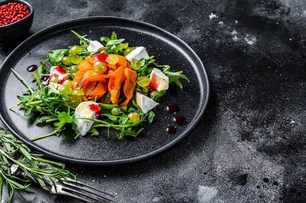 Herfstsalade met gebakken pompoen en brie kaas