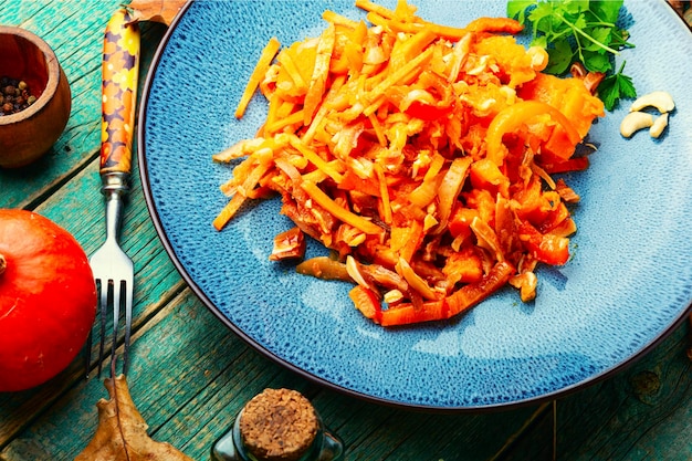 Herfstsalade met pompoen en varkensoren