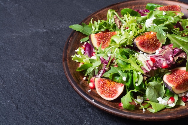 Herfstsalade met rucola, spinazie, vijgen en kaas