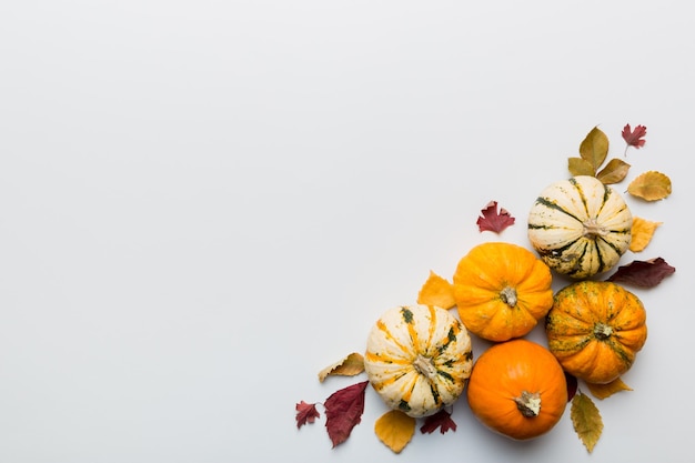 Herfstsamenstelling Patroon gemaakt van gedroogde bladeren en andere designaccessoires op tafel Platliggend bovenaanzicht