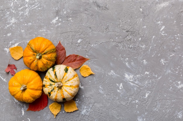 Herfstsamenstelling Patroon gemaakt van gedroogde bladeren en andere designaccessoires op tafel Platliggend bovenaanzicht