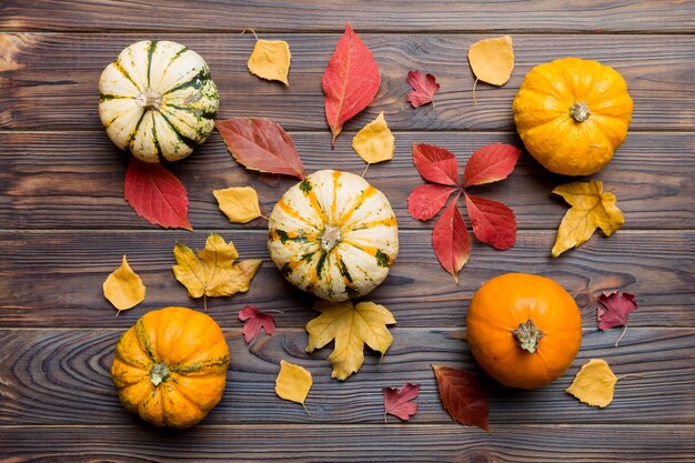 Herfstsamenstelling Patroon gemaakt van gedroogde bladeren en andere designaccessoires op tafel Platliggend bovenaanzicht