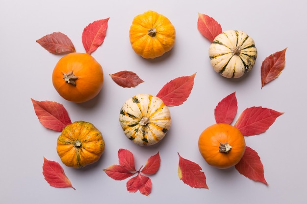 Herfstsamenstelling Patroon gemaakt van gedroogde bladeren en andere designaccessoires op tafel Platliggend bovenaanzicht