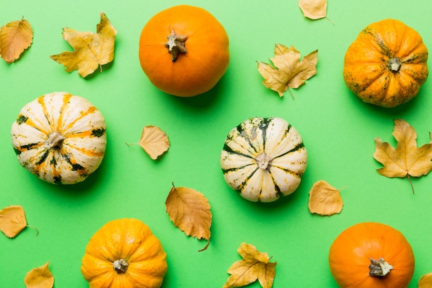 Herfstsamenstelling patroon gemaakt van gedroogde bladeren en andere designaccessoires op tafel platliggend bovenaanzicht