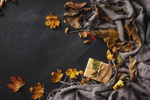 Foto herfstsamenstelling van droge bladeren en fruit op een donkere achtergrond bovenaanzicht ruimte kopiëren