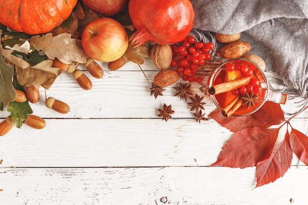 Herfstsamenstelling van droge bladeren, pompoenen, appels en eikels op een witte houten tafel Bovenaanzicht Kopieer de ruimte