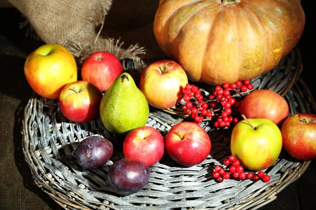 Herfstsamenstelling van fruit en pompoenen op tafelclose-up