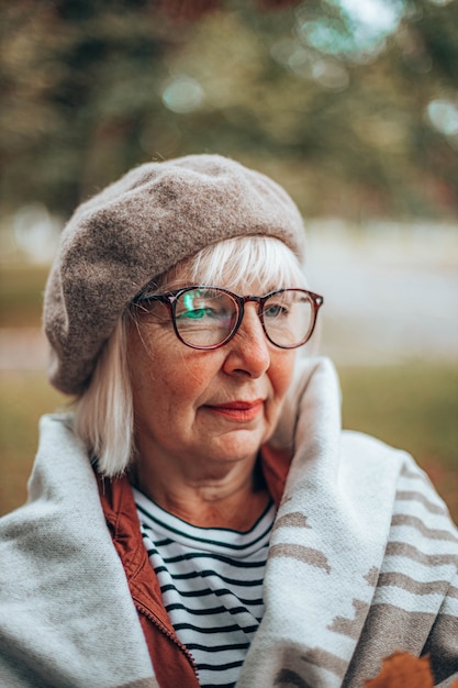 Herfstseizoen close-up foto van vrolijke vrouw geniet van herfstreizen herfstreis