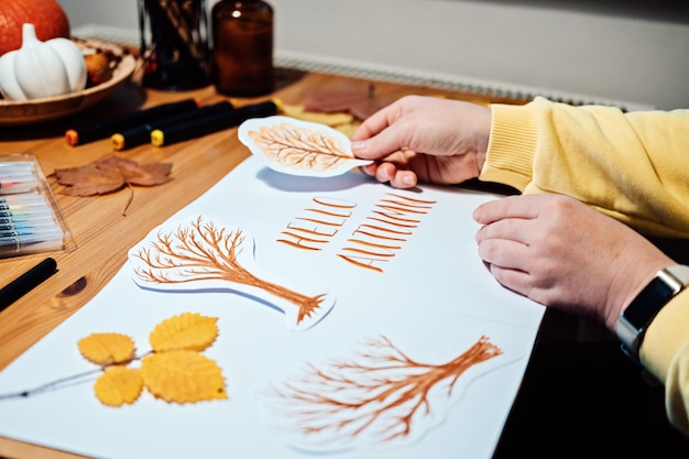 Herfstseizoen tekenen hoe herfst belettering tekenen en schilderen vrouwelijke handen tekenen herfst